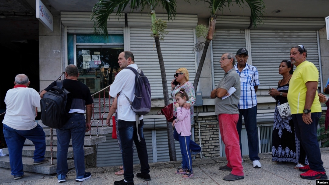 Cubanos en una cola para comprar divisas en La Habana el 1 de agosto de 2023. REUTERS/Alexandre Meneghini