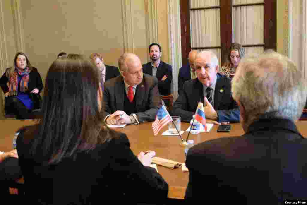 María Corina Machado junto a los congresistas cubanoamericanos Mario Díaz-Balart y Carlos Giménez, en Washington D.C, el 20 de enero de 2026.