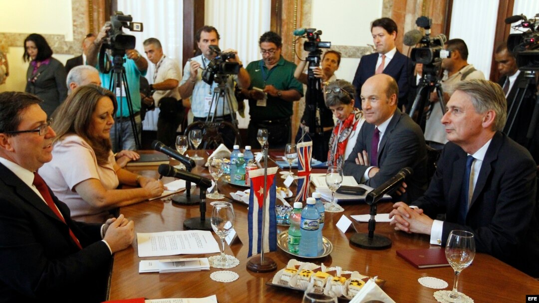  El ministro de Asuntos Exteriores del Reino Unido, Philip Hammond (d), habla con el canciller cubano, Bruno Rodríguez Parrilla (i), hoy, 28 de abril de 2016, en la sede de la Cancillería en La Habana