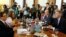 El ministro de Asuntos Exteriores del Reino Unido, Philip Hammond (d), habla con el canciller cubano, Bruno Rodríguez Parrilla (i), hoy, 28 de abril de 2016, en la sede de la Cancillería en La Habana