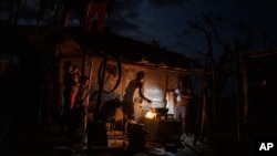 FOTO ARCHIVO. Una familia cocina en La Coloma, Pinar del Río durante un apagón. AP /Ramón Espinosa.