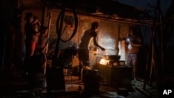 Familia cubana cocina los alimentos en un fogón de leña en medio del apagón. (AP/Ramon Espinosa)
