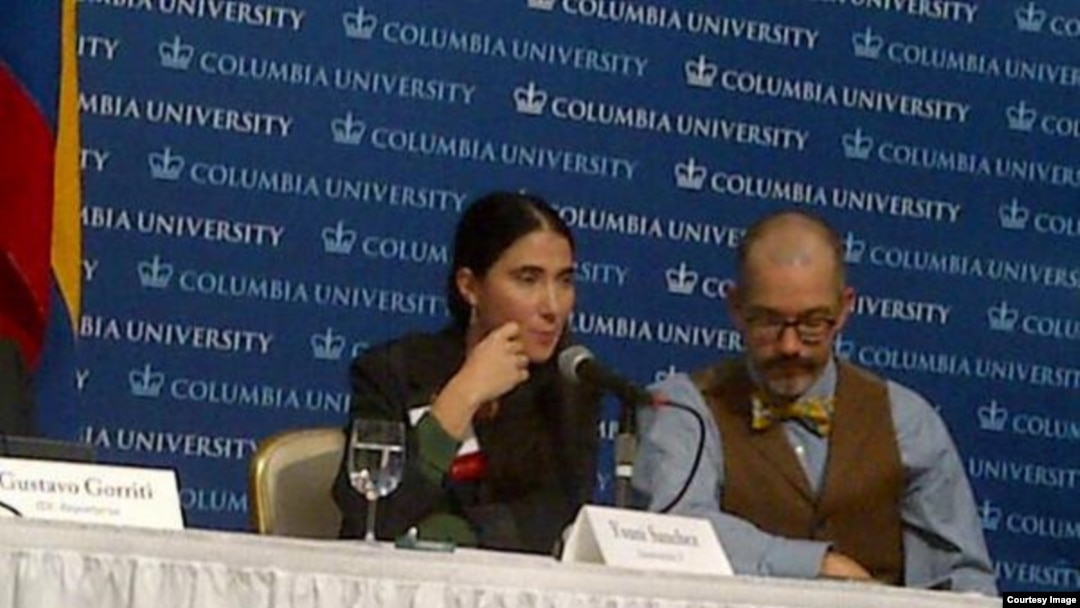 Yoani Sánchez durante el acto en que se le entregó el Premio María Moors Cabot, junto al periodista Nelson Bocaranda. Foto de la página Twitter de Nelson Bocaranda.
