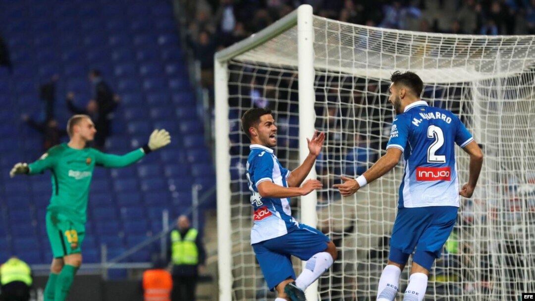 El centrocampista del RCD Espanyol Óscar Melendo (c) celebra su gol frente al FC Barcelona.