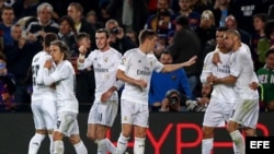 Los jugadores del Real Madrid, celebran el segundo gol del equipo blanco.