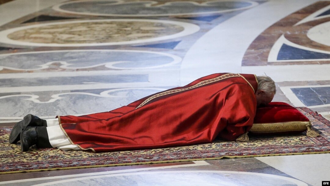 El papa Francisco celebra la Pasión del Señor