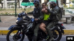 Miembros de la Guardia Nacional Bolivariana detienen a manifestantes.