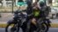 Miembros de la Guardia Nacional Bolivariana detienen a manifestantes.