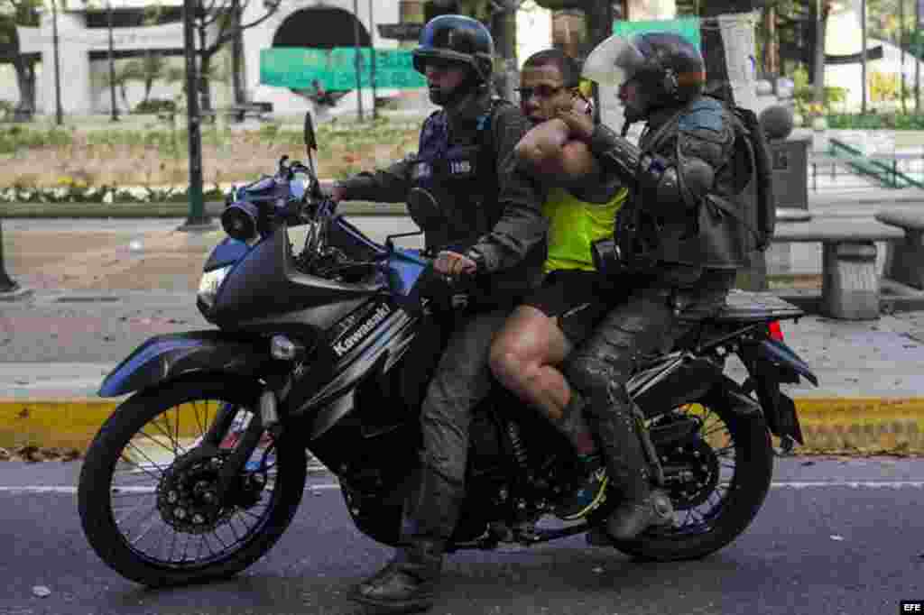 Miembros de la Guardia Nacional Bolivariana detienen a manifestantes