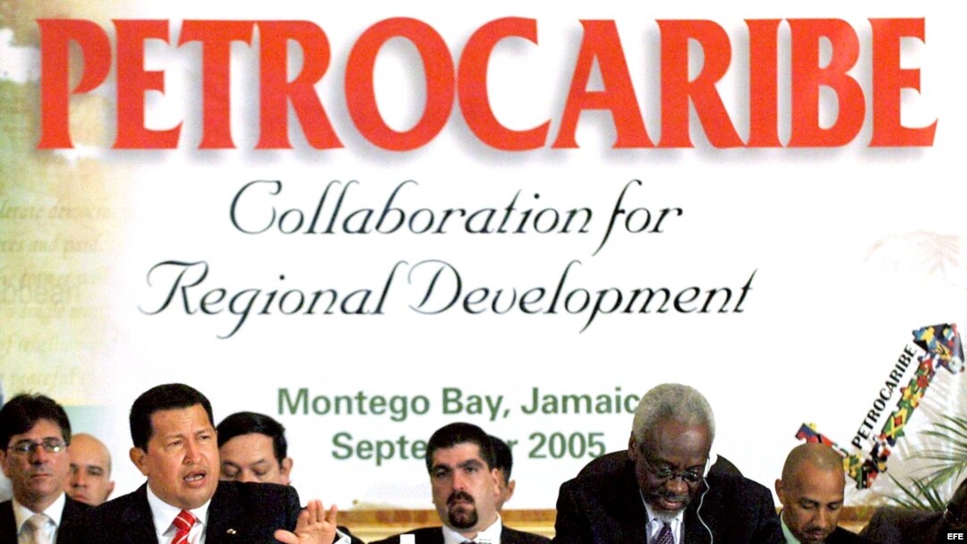 Fotografía de archivo del presidente venezolano, Hugo Chávez (izda), acompañado por el primer ministro de Jamaica, Percival James Patterson (dcha), durante la cumbre de Petrocaribe celebrada el 6 de septiembre de 2005, en Montego Bay (Jamaica). EFE