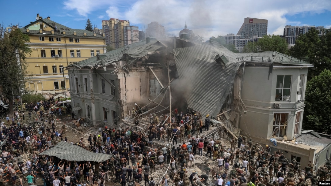 Los rescatistas trabajan en el Hospital Infantil Ohmatdyt, que resultó dañado durante los ataques con misiles rusos, en medio del ataque de Rusia a Kyiv, Ucrania, el 8 de julio de 2024. REUTERS/Oleksandr Ratushniak/Foto de archivo