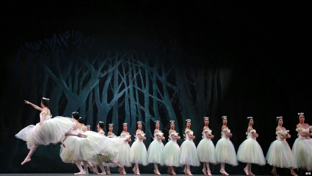 Bailarines del Ballet Nacional de Cuba, ensayan en el Centro de Bellas Artes de San Juan.