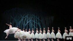 Bailarines del Ballet Nacional de Cuba, ensayan en el Centro de Bellas Artes de San Juan.