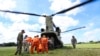 Personal de Protección Civil de Panamá y efectivos del Ejército estadounidense  descargando ayuda humanitaria transportada por un helicóptero Chinook del Comando Sur de EE. UU. en Penonomé, Panamá, el 10 de octubre de 2026.