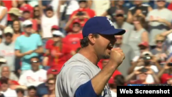 El lanzador Josh Beckett celebra su hazaña...