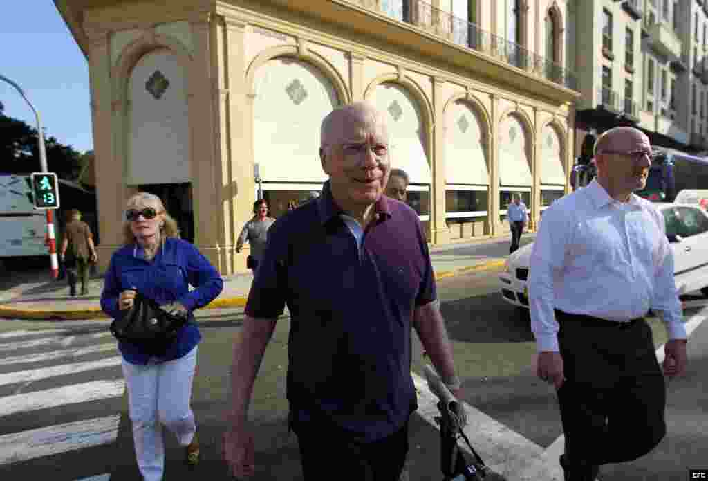 Leahy y otros miembros de la delegaci&oacute;n entraron a mediod&iacute;a a un elegante restaurante en La Habana Vieja con el canciller Bruno Rodr&iacute;guez. Asimismo, cenaron con el jefe del parlamento Ricardo Alarc&oacute;n el lunes y viajaron a la antigua finca de Ernest Hemingway. 