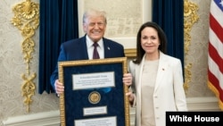 El presidente Donald J. Trump se reunió con María Corina Machado en el Despacho Oval. En el encuentro la opositora venezolana le entregó su Premio Nobel de la Paz.
