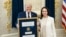 El presidente Donald J. Trump se reunió con María Corina Machado en el Despacho Oval. En el encuentro la opositora venezolana le entregó su Premio Nobel de la Paz.