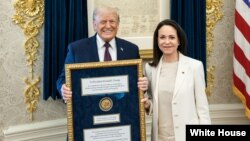 El presidente Donald J. Trump se reunió con María Corina Machado en el Despacho Oval. En el encuentro la opositora venezolana le entregó su Premio Nobel de la Paz.
