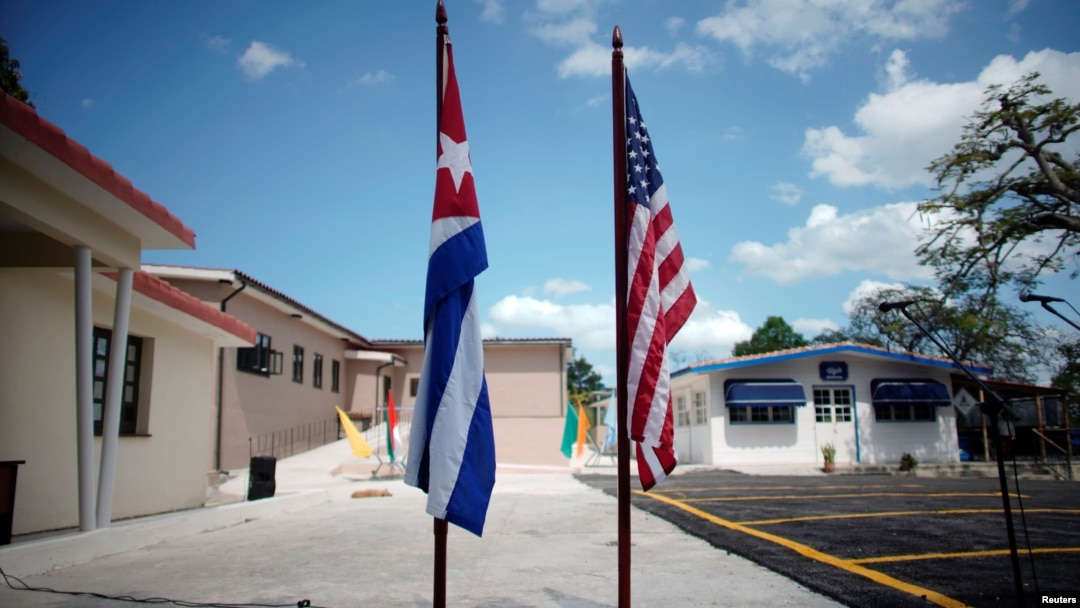 Banderas de Cuba y EEUU en el Museo Ernest Hemingway.