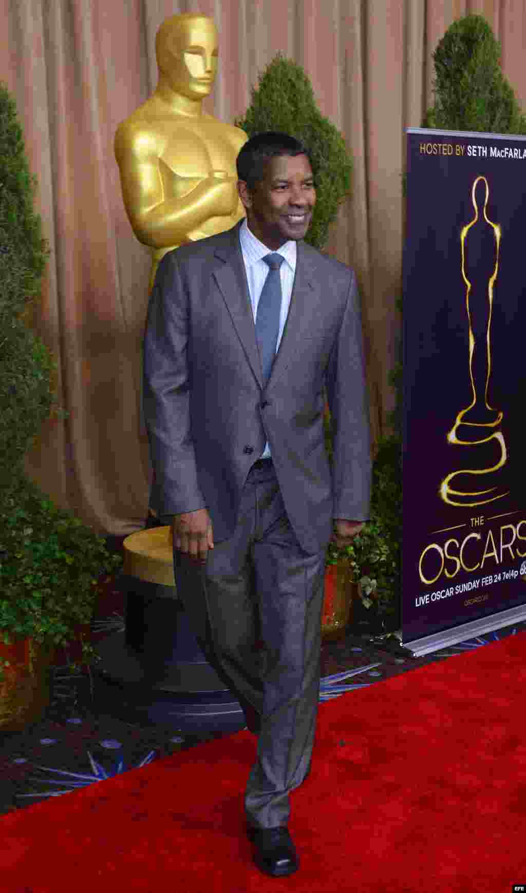 MAN25. LOS ÁNGELES (EEUU), 04/02/2013.- El actor estadounidense Denzel Washington posa a su llegada hoy, lunes 4 de febrero de 2013, al tradicional almuerzo previo a la ceremonia de la 85 edición de los Óscar, en Los Ángeles (EEUU). EFE/MICHAEL NELSON