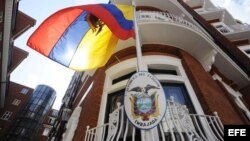 La bandera de Ecuador ondea en la embajada de Ecuador en Londres, Inglaterra, hoy, martes, 14 de agosto de 2012. EFE/Facundo Arrizabalaga