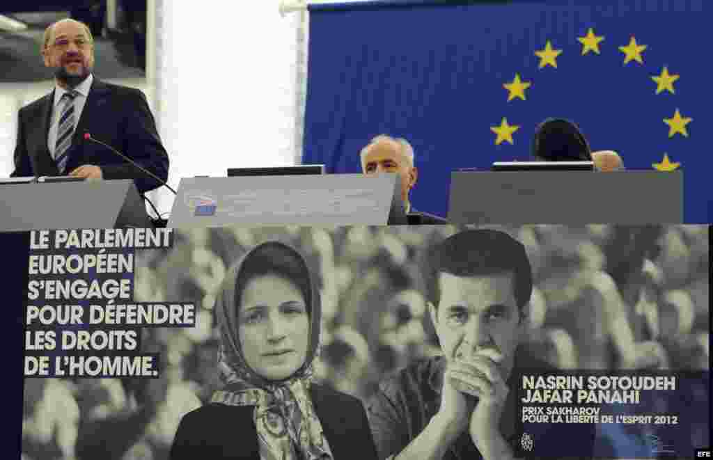 El presidente del Parlamento Europeo, Martin Schulz (izq), ofrece un discurso sobre una imagen de los opositores iraníes Nasrin Sotoudeh y Jafar Panahi, ganadores del premio Sájarov a la Libertad de Conciencia 2012. 
