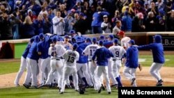 Los Cachorros de Chicago celebran su victoria sobre los Cardenales de San Luis.