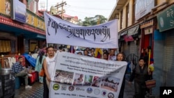 Exiliados tibetanos en la India protestan el 17 de julio de 2024 contra el cierre forzado de una escuela tibetana en China. (AP Photo/Ashwini Bhatia).