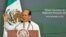 -El padre Alejandro Solalinde (i) al recibir el premio de Derechos Humanos 2012 de México, el 10 de diciembre de 2012. 