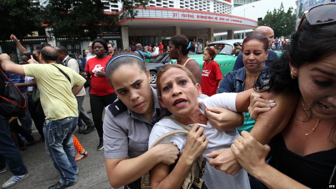 Eralides Frómeta, de grupo opositor Damas de Blanco, fue detenida en una marcha por el Día de los Derechos Humanos el 10 de diciembre de 2015, en La Habana.