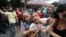 Eralides Frómeta Polanco, Damas de Blanco, es detenida, entre hostigamiento e insultos de sectores oficialistas, en La Habana (10 de diciembre, 2015).