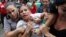  Una integrante de la Damas de Blanco es detenida, entre hostigamiento e insultos de sectores oficialistas, el 10 de diciembre de 2015, en La Habana (Cuba)