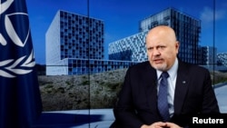 El fiscal de la Corte Penal Internacional (CPI), Karim Khan, habla durante una entrevista con Reuters en La Haya, Países Bajos, el 16 de enero de 2025. REUTERS/Piroschka van de Wouw/Archivo