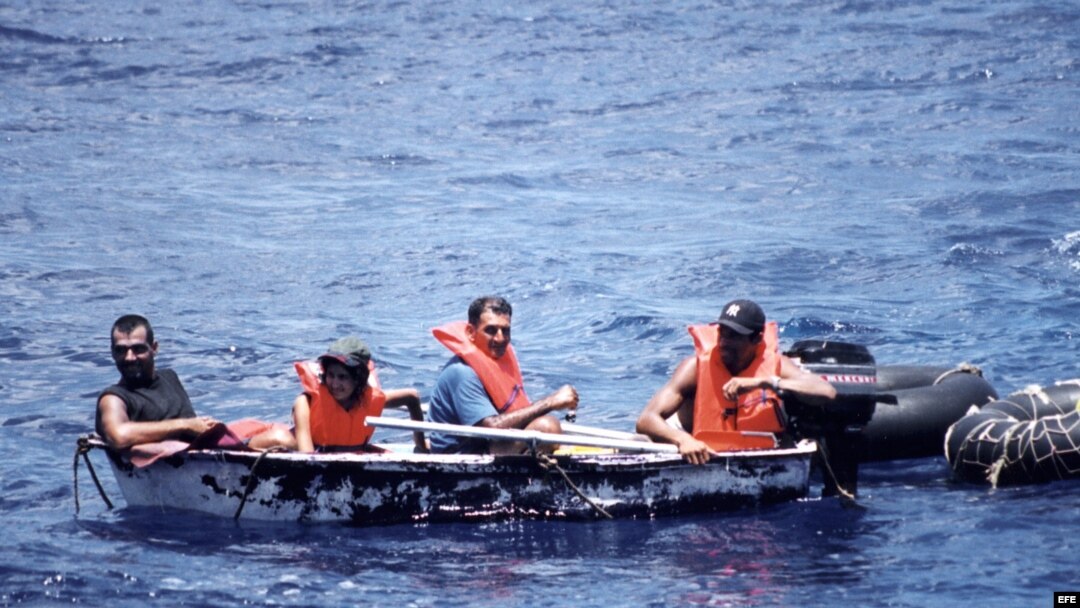 Foto de archivo de un grupo de inmigrantes cubanos llegando a las costas de Florida en un bote. 