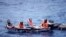 Foto de archivo de un grupo de inmigrantes cubanos llegando a las costas de Florida en un bote. 