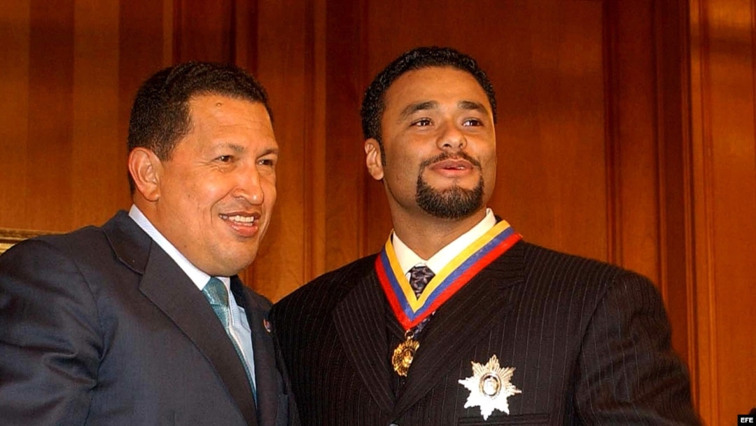 Hugo Chávez (i), posa con el lanzador venezolano Johan Santana (d), ganador del premio Cy Young de la Liga Americana en 2012. Archivo.