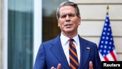 El secretario del Tesoro, Scott Bessent, habla con los medios