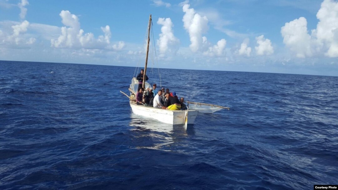 Cubanos detenidos en alta mar por la Guardia Costera.