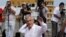 El presidente de Chile Sebastián Piñera saluda a su llegada hoy, lunes 10 de febrero de 2014, a la explanada de San Francisco en el Centro de Convenciones donde se realiza la VIII Cumbre de la Alianza Pacífico en Cartagena de Indias (Colombia).