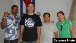 El exprisionero de conciencia Librado Linares (2do izq) junto a otros opositores.