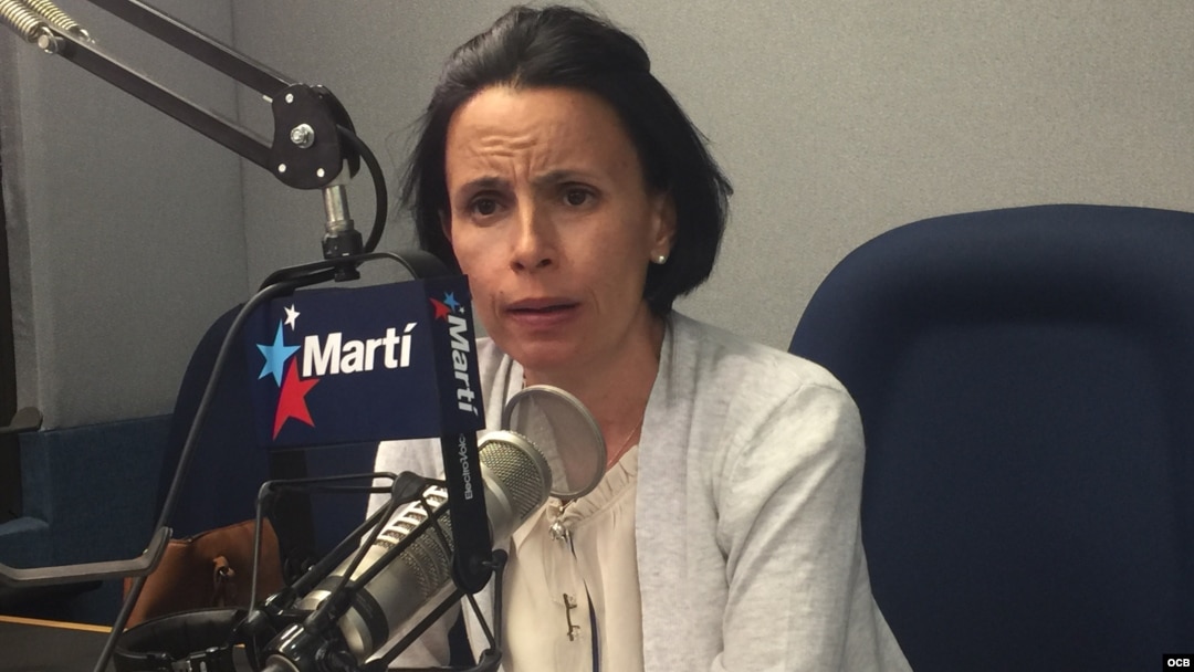 Omara Ruiz Urquiola en los estudios de Radio Martí. (Archivo)