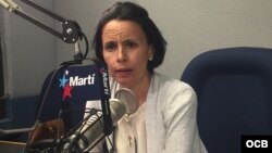 Omara Ruiz Urquiola en los estudios de Radio Martí. (Archivo)