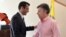Fotografía cedida por Presidencia de Colombia, del mandatario Juan Manuel Santos (d), saludando al excandidato presidencial de Venezuela, Henrique Capriles (i), durante un encuentro en la Casa de Nariño hoy, miércoles 29 de mayo