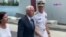 Pence visita el Comfort antes de que el buque parta hacia Latinoamérica y el Caribe