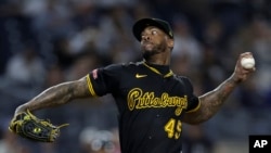 Aroldis Chapman lanza por los Piratas de Pittsburgh contra los Yankees de New York, en septiembre de 2024. (AP/Adam Hunger/Archivo)