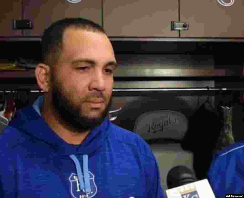 El bateador designado de los Reales de Kansas City , Kendrys Morales (Fomento, 1983), firmó un contrato con los Azulejos de Toronto por $33 millones y tres años. &nbsp;