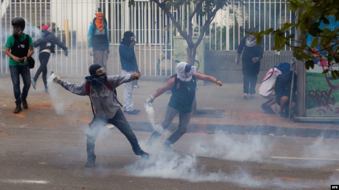 Opositores se enfrentan a la policía bolivariana en el sector de Chacao (17 de abril 2014).