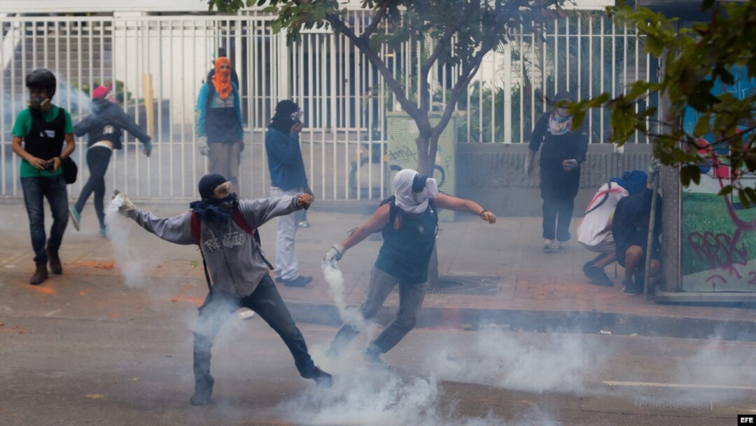 Opositores se enfrentan a la policía bolivariana en el sector de Chacao (17 de abril 2014).