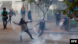 Opositores se enfrentan a la policía bolivariana en el sector de Chacao (17 de abril 2014).